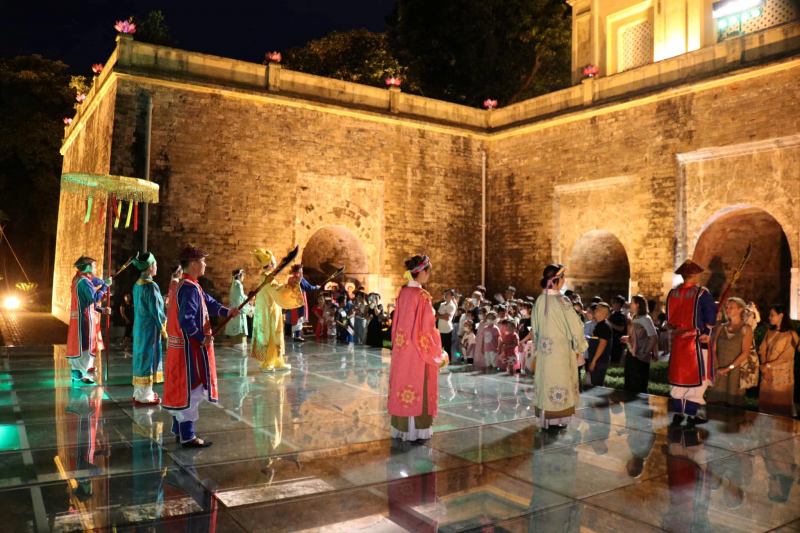 Tour đêm Hoàng thành Thăng Long thu hút khách (ảnh minh họa)